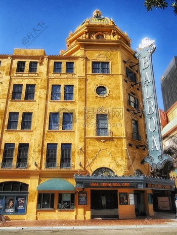 一个老式的黄色建筑