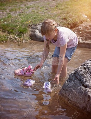 小女孩在河里玩