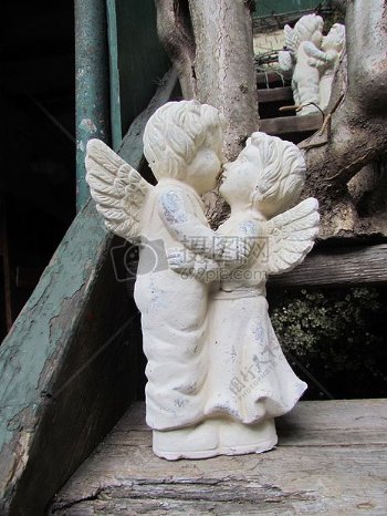 白色的雕像的小天使