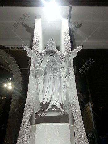 白色的耶稣雕像在光