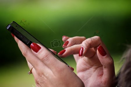 女人在玩手机