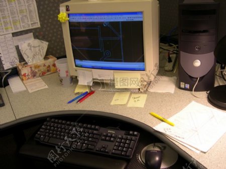 办公桌上的台式电脑