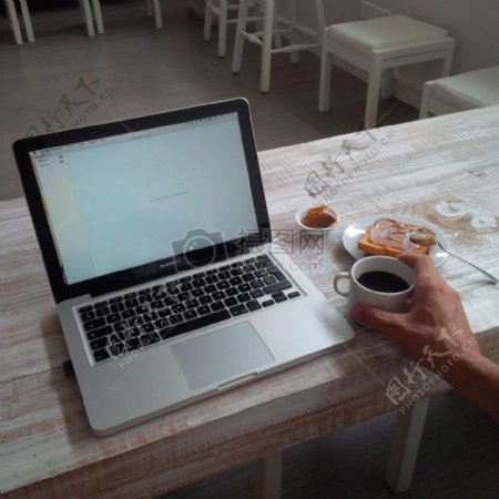 咖啡旁的笔记本电脑