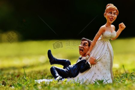 新娘拖着新郎过草地