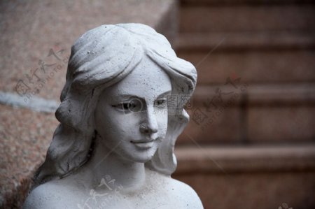 白色女孩雕塑