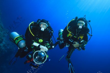 蓝色海洋里的潜水员图片