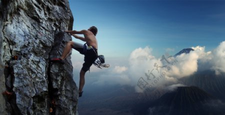 赤裸着上身攀岩的男人图片