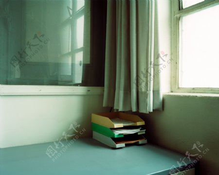 怀旧办公桌与窗帘图片