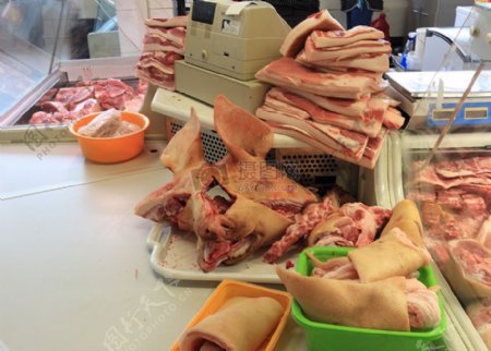 市场里的生猪肉