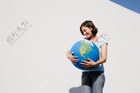 外国美女抱地球图片图片