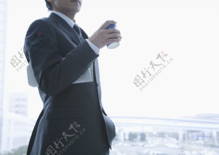 手拿咖啡的商务男人图片