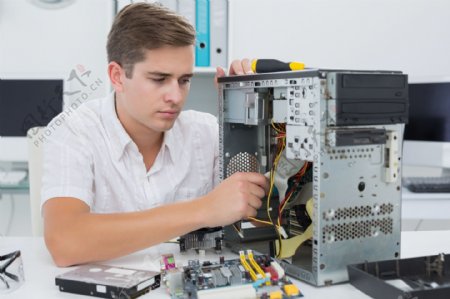 修理电脑的男人图片