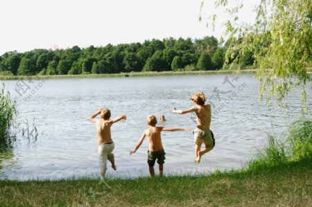 河边玩耍的儿童图片