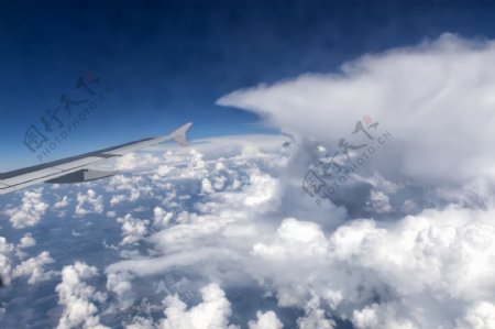 飞机飞过的云海图片