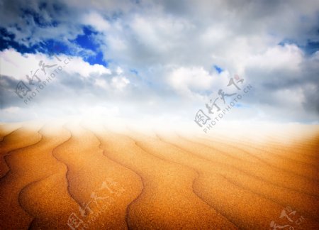 蓝天白云和沙漠图片