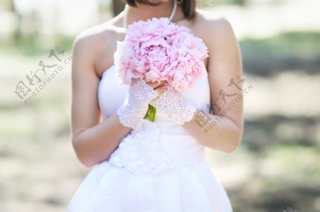 手捧鲜花的新娘图片