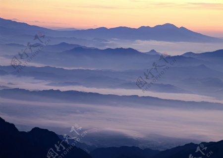 山峰云海美景图片
