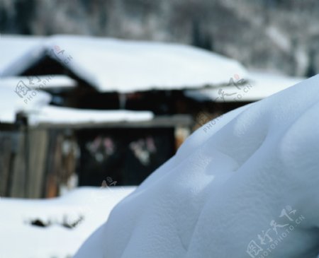 山下白雪覆盖的木屋图片