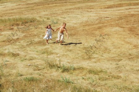 草地上开心玩耍的儿童图片