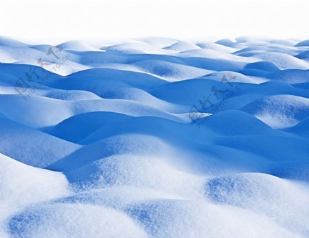 高低不平的雪地图片