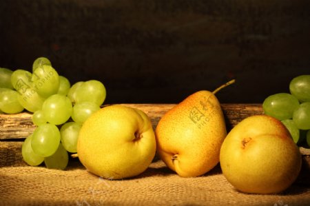 新鲜的葡萄与梨子特写图片