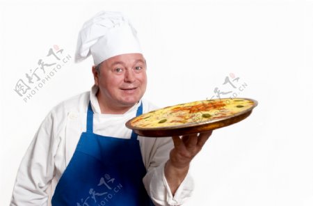 手端披萨的厨师图片