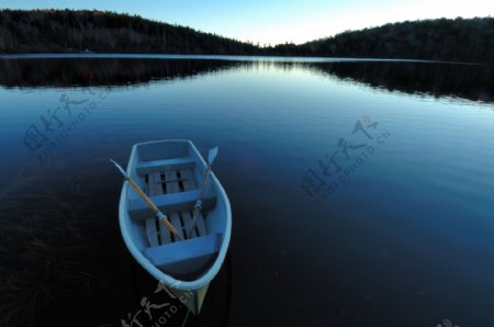 湖泊上的小船摄影图片