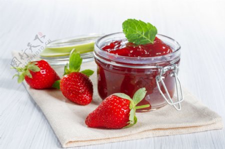 草莓与草莓果酱图片