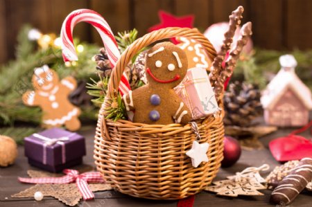 篮子里的圣诞节糖果与饼干图片