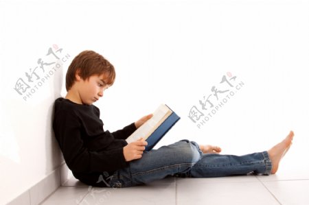 坐在地上看书的外国小男孩图片