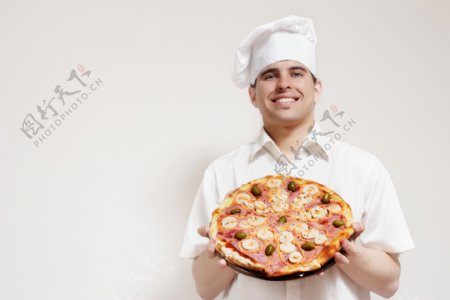 拿披萨的厨师图片