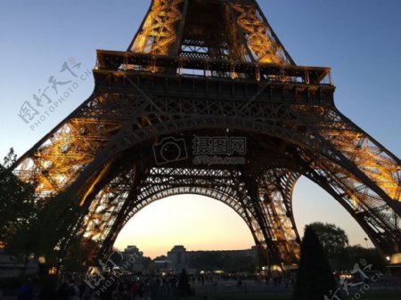 巴黎夜晚的埃菲尔铁塔