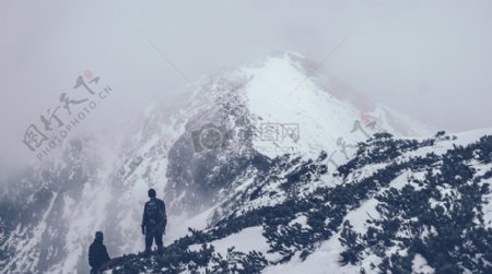 两名男子山地积雪覆盖面和覆盖云能见度