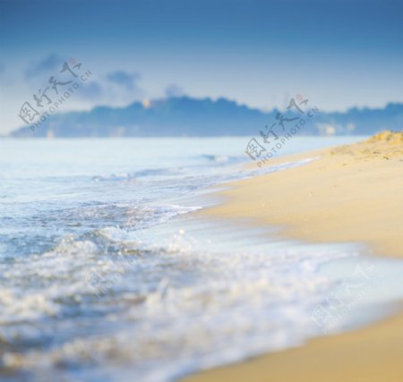 冲向岸边的海浪图片
