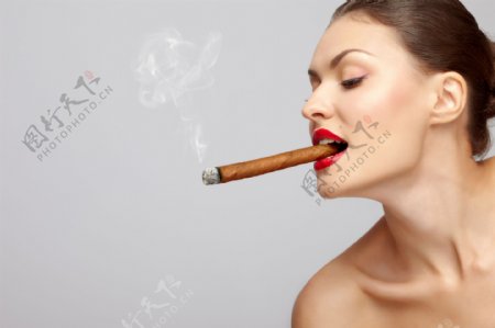 抽雪茄的时尚美女图片