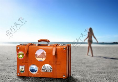 沙滩上的旅行箱图片