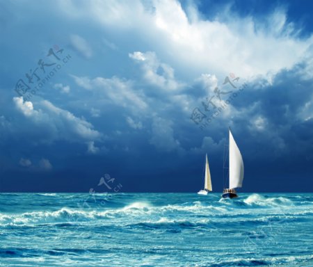 海面上的帆船图片