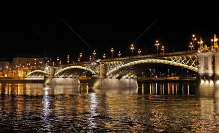 夜晚下的拱形桥