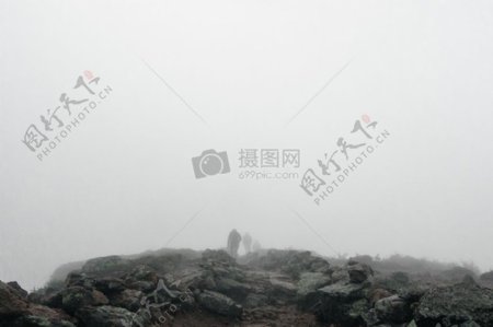 自然人岩石远足路径雾冒险远足攀岩朦朦胧胧岩石越野