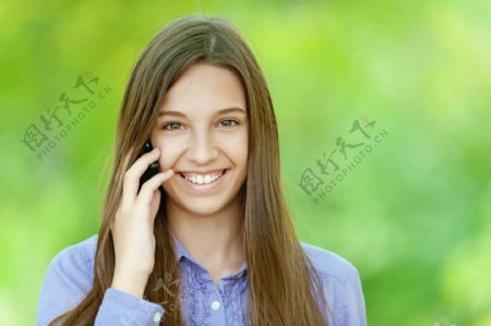 微笑着打电话的美女图片