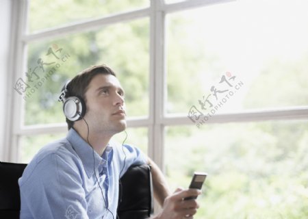 室内静听音乐的男人图片图片