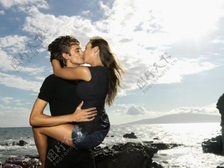 海边接吻的情侣图片
