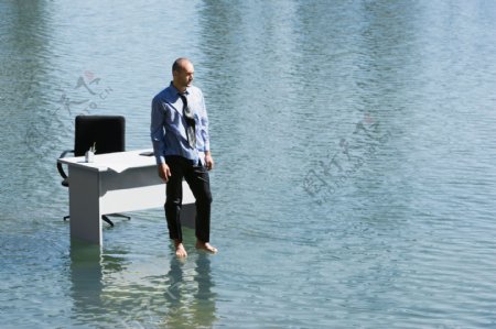 站在水面上办公的男人图片
