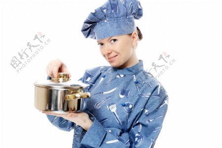 端着锅的美女厨师图片