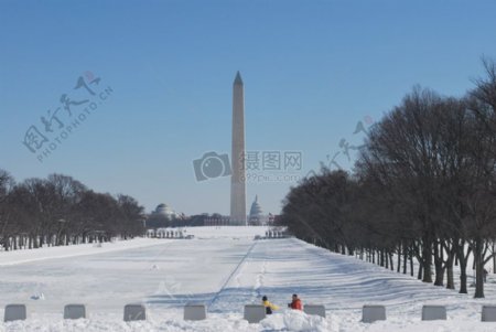 蓝天下的华盛顿纪念碑