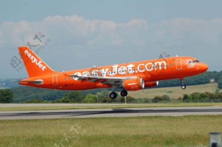 一架橘色的飞机