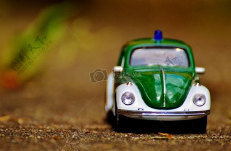 绿色的小汽车