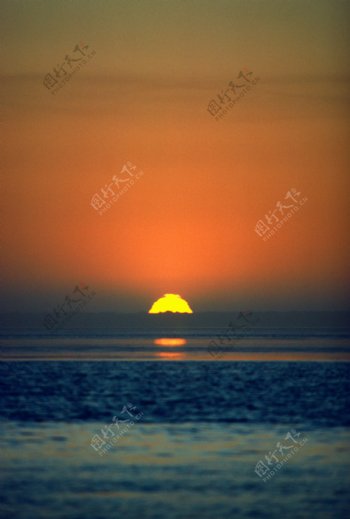 海平面上的落日景象图片