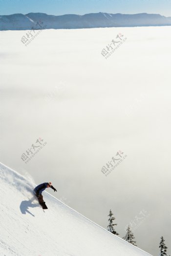 高山下滑的滑雪运动员图片