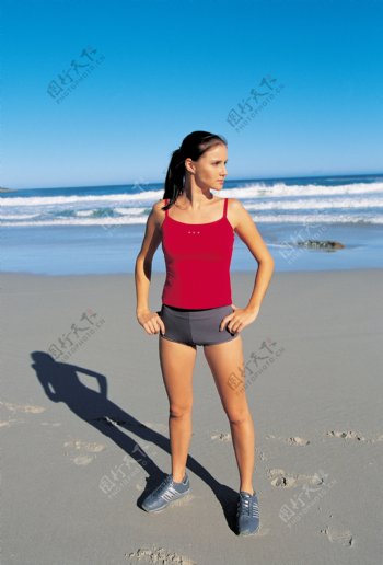沙滩上的健康女性图片
